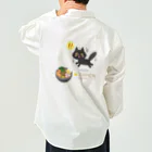 MirofuruDesignのラーメンが大好きな黒猫がラーメンを見つけて驚いている ワークシャツ