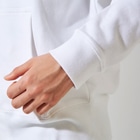 軽凌相撲部のシンプルロゴ「KEIRYO」白インク Zip Hoodie :sleeve