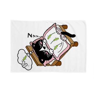 ベッドで寝る猫(ハチワレ女の子) Blanket