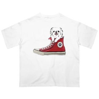 スニーカー犬　ペキニーズ　ホワイト　赤スニーカー Oversized T-Shirt