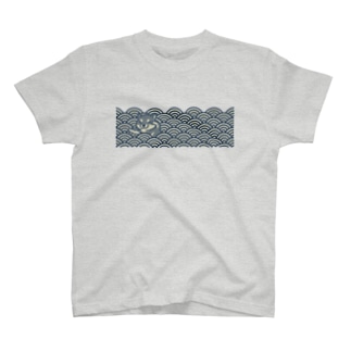 青海波に漂う柴犬（黒柴・クロール） Regular Fit T-Shirt