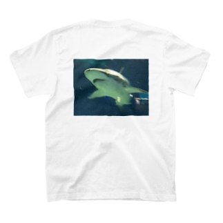 揺れているサメ Regular Fit T-Shirt