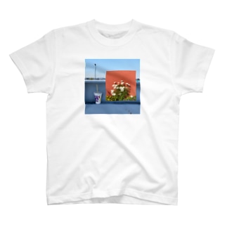 歩道橋と花 T-Shirt