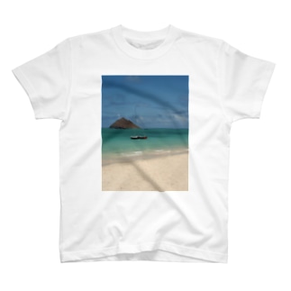 ハワイの海と船 T-Shirt