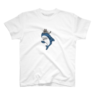 ネコをかぶるサメ Regular Fit T-Shirt