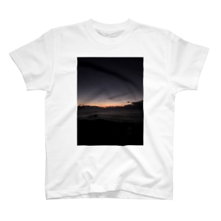 日の出前の景色 Regular Fit T-Shirt