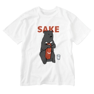 ツキノワグマと日本酒 Washed T-Shirt