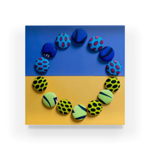 ウクライナ支援　～縁～PEACE　　コロンとかわいいアフリカンキルトのくるみボタン アクリルブロック