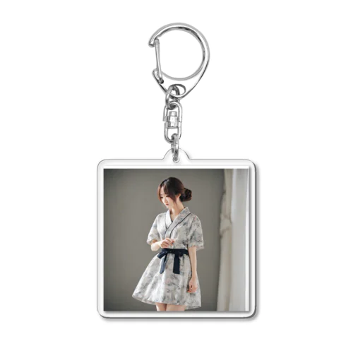 物思いにふける女の子 Acrylic Key Chain