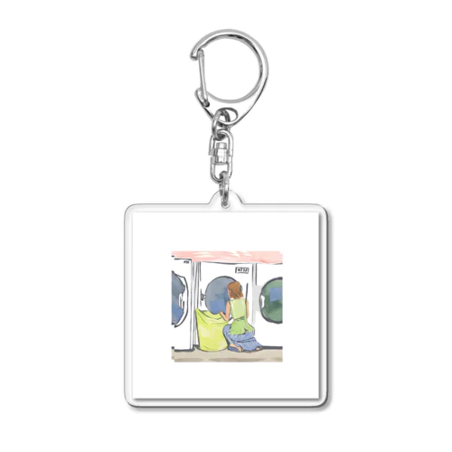 コインランドリーで覗き込む女性 Acrylic Key Chain