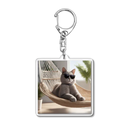 サングラスをかけている猫がハンモックでくつろいでいる。 Acrylic Key Chain