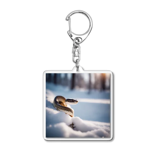 美しい雪景色の中を這いずりながら喜んでいる蛇 Acrylic Key Chain