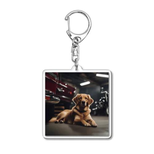 ガレージにいる犬 Acrylic Key Chain