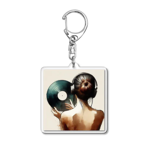 音楽を聴く女の人 Acrylic Key Chain