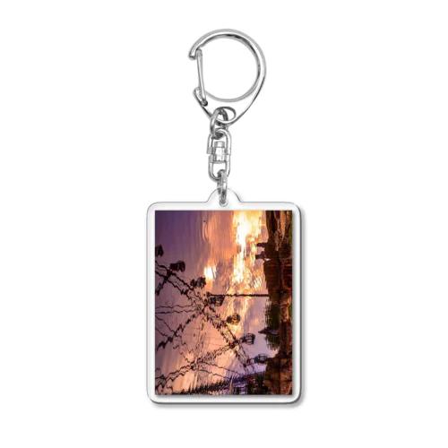 池に映った夕焼け空 Acrylic Key Chain