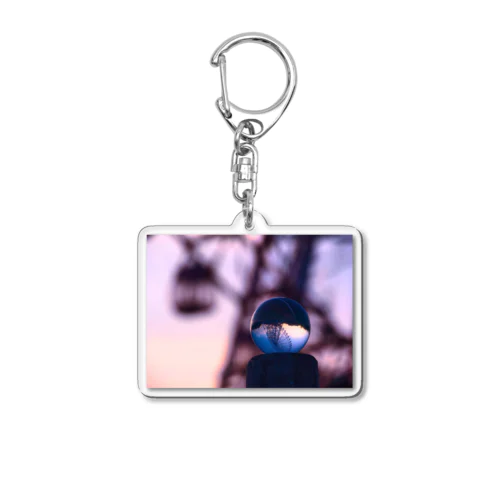 優しい空をバックに Acrylic Key Chain