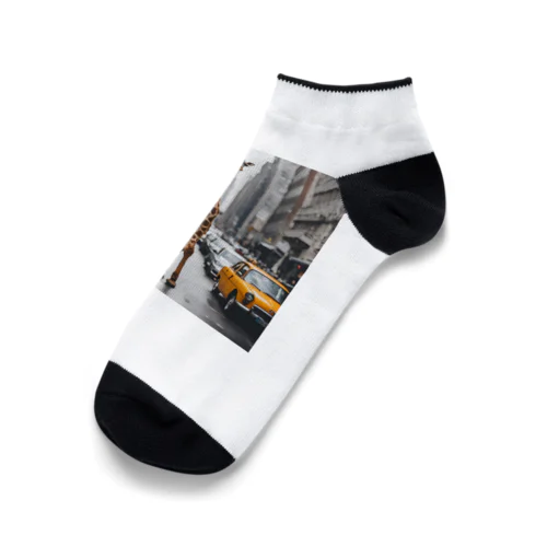 車が行き交う街にたたずむキリン Ankle Socks