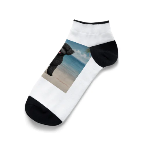 黒いトイプードルと海 Ankle Socks