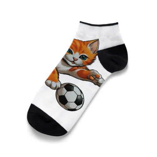 サッカーを楽しむ猫 Ankle Socks