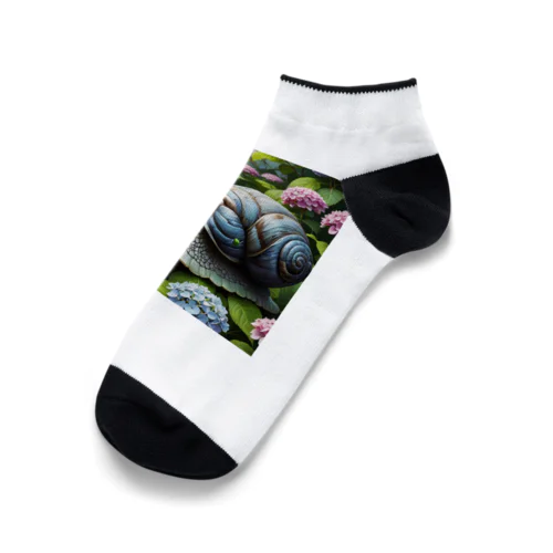 アジサイの花の下を移動するカタツムリ Ankle Socks