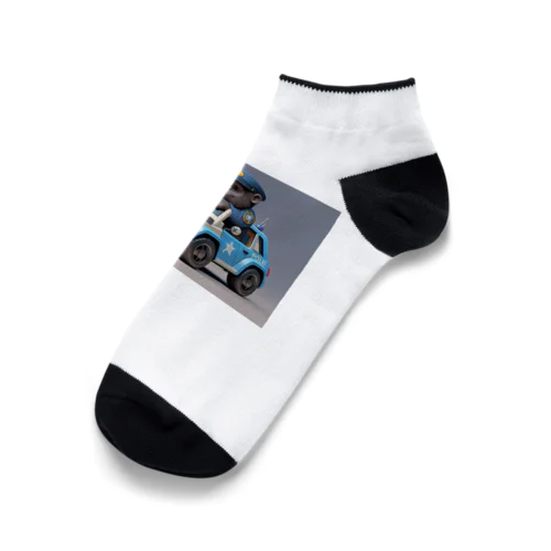 おもちゃのパトカーに乗ったかわいいゴリラ Ankle Socks