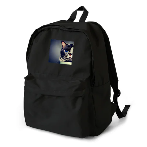 ふてぶてしく見つめるぽっちゃり猫 Backpack