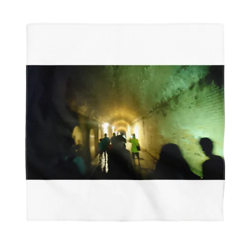 不気味なトンネル - Spooky Tunnel - Bandana