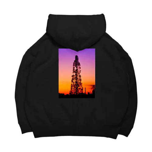 夕焼けの空に伸びる木 Big Hoodie