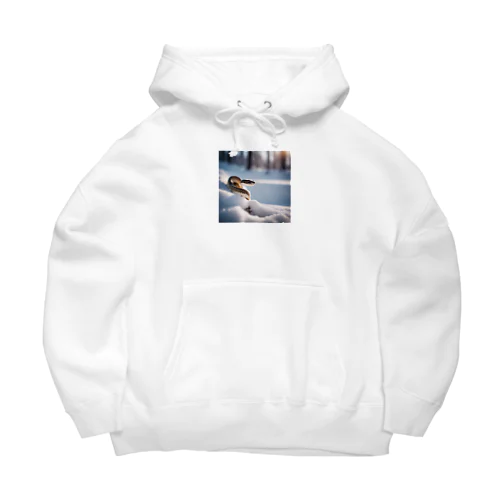 美しい雪景色の中を這いずりながら喜んでいる蛇 Big Hoodie