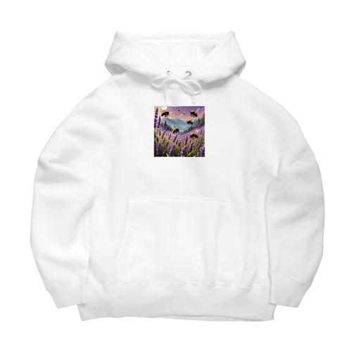 ラベンダーの花の周りを飛び回るミツバチ Big Hoodie