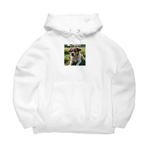 草むらで斜めを見つめる犬 dog looking for the anywhere Big Hoodie