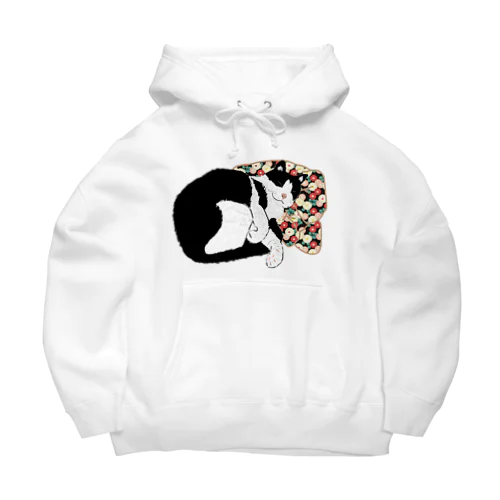 花柄のクッションで寝るハチワレ  Big Hoodie