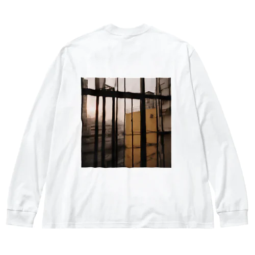 窓から覗く荒廃した建物が立ち並ぶ無人の通り Big Long Sleeve T-Shirt