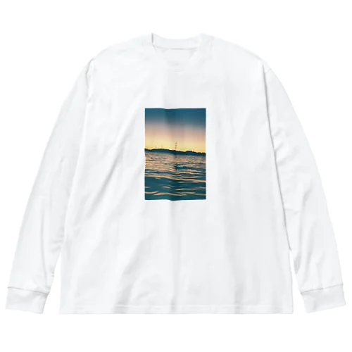 フィルムカメラで撮る夕方の湖の景色 ビッグシルエットロングスリーブTシャツ