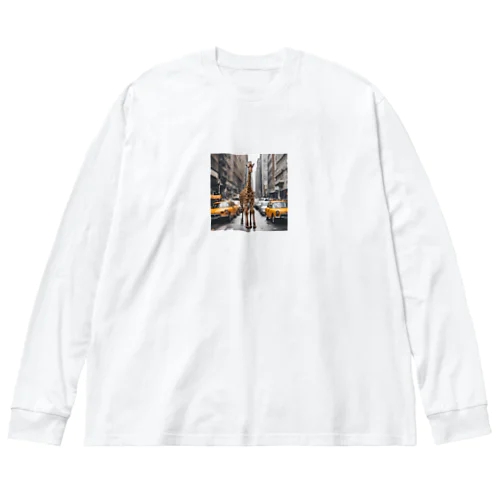 車が行き交う街にたたずむキリン Big Long Sleeve T-Shirt