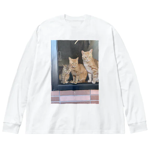 出窓で飼い主帰るを待つ猫たち Big Long Sleeve T-Shirt