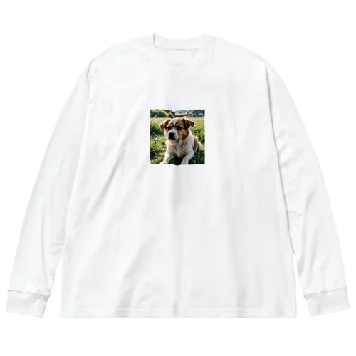 草むらで斜めを見つめる犬 dog looking for the anywhere ビッグシルエットロングスリーブTシャツ