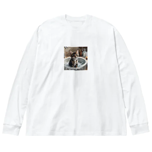 洗面器で遊んでいる子猫 Big Long Sleeve T-Shirt