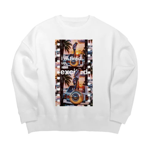 背面タイヤに立つ女性 Big Crew Neck Sweatshirt