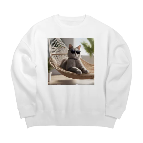 サングラスをかけている猫がハンモックでくつろいでいる。 Big Crew Neck Sweatshirt