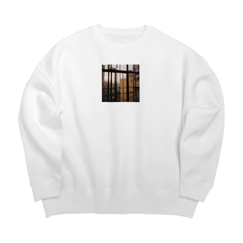 窓から覗く荒廃した建物が立ち並ぶ無人の通り Big Crew Neck Sweatshirt