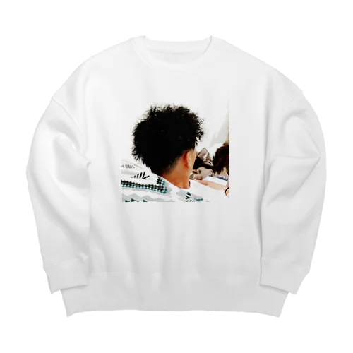 男性と愛らしいワンちゃんが共演するスタイリッシュな日常シーン Big Crew Neck Sweatshirt