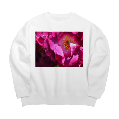 華やかな舞踏会！美しいバラを舞台に華麗なダンスをするハチ Big Crew Neck Sweatshirt