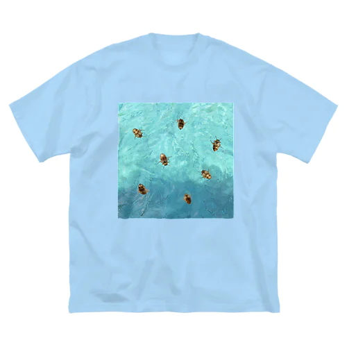 海を泳ぐチャイロチビゲンゴロウ ビッグシルエットTシャツ