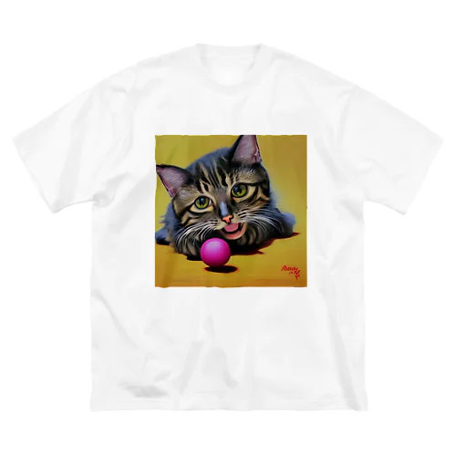 ボールと遊んでいる可愛い猫 ビッグシルエットTシャツ