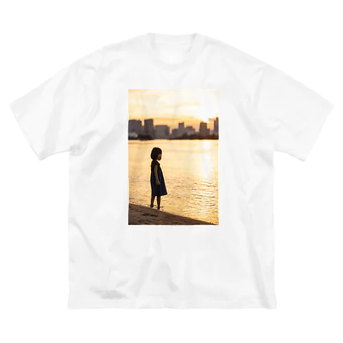 海の夕焼けと少女 ビッグシルエットTシャツ