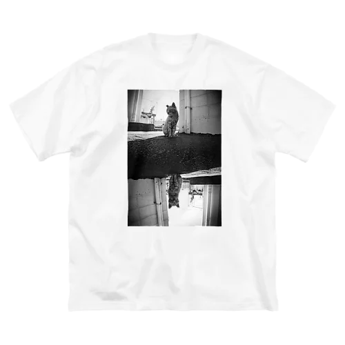 モノクロネコの鏡面世界 Big T-Shirt