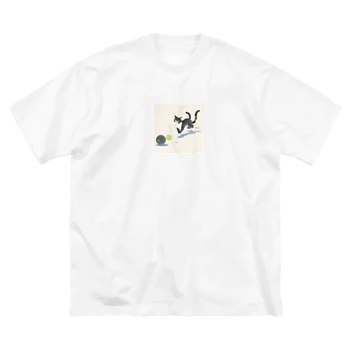 おもちゃで遊ぶかわいい猫🐈 Big T-Shirt