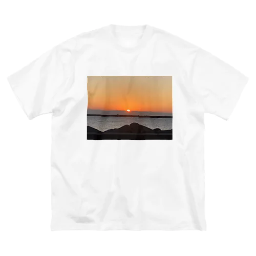 海に輝く朝日 Big T-Shirt