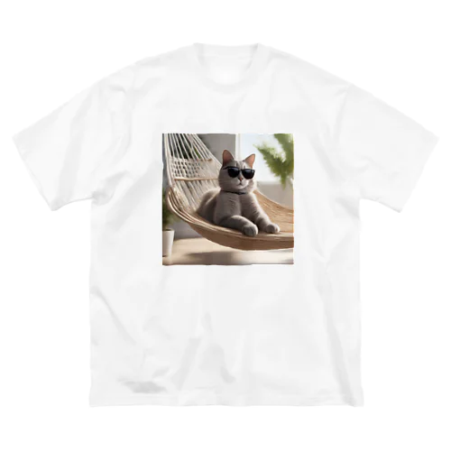 サングラスをかけている猫がハンモックでくつろいでいる。 ビッグシルエットTシャツ